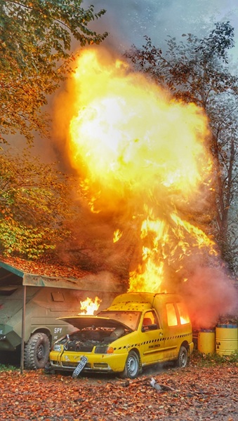 Pyrotechnische Darstellung eines Fahrzeugbrands für eine Feuerwehrübung