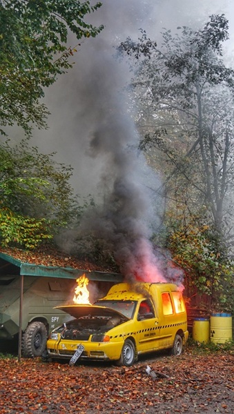 Rauch- und Knalleffekte bei einer Lagedarstellung für Feuerwehr